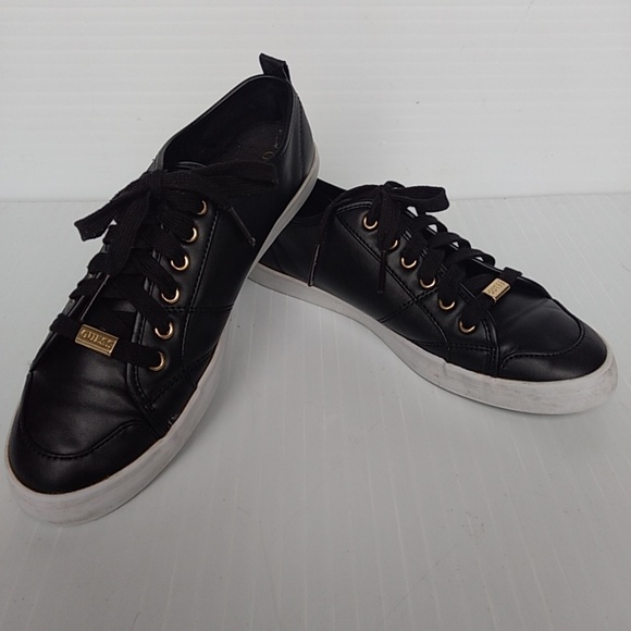 guess black tennis shoes